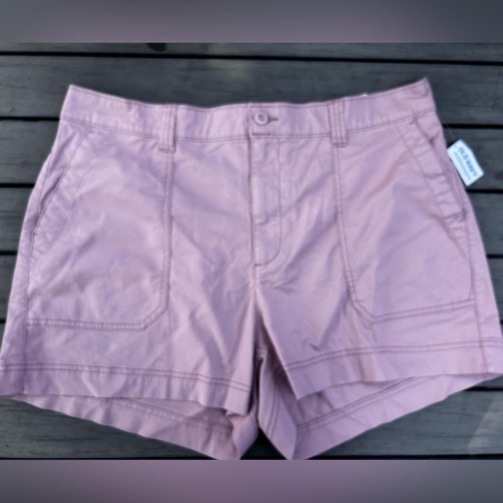 Old Navy Women's Light Pink Cargo Shorts
OG high rise XL 3.5 inseam.